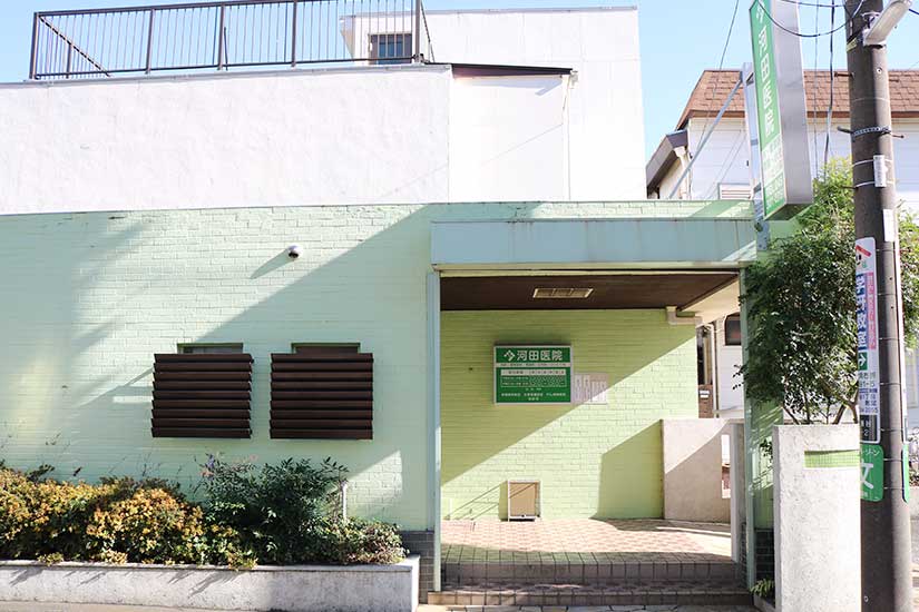 当院の入口は薄緑の壁が目印です